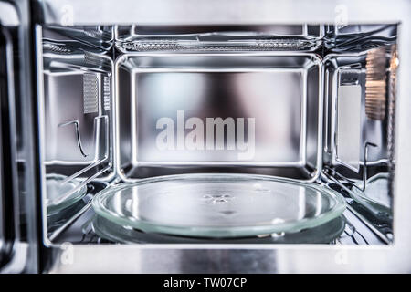 Vista interna di nuovo pulita staniless, svuotare il forno a microonde. Foto Stock