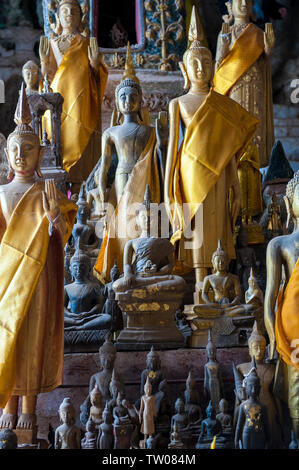 Statue di Buddha nel Pak Ou le grotte, riempita con centinaia di figure buddista, sul fiume Mekong vicino alla città di Luang Prabang, Laos. Foto Stock