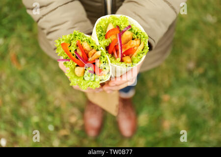 Donna che mantiene Kebab deliziosi panini, primo piano Foto Stock