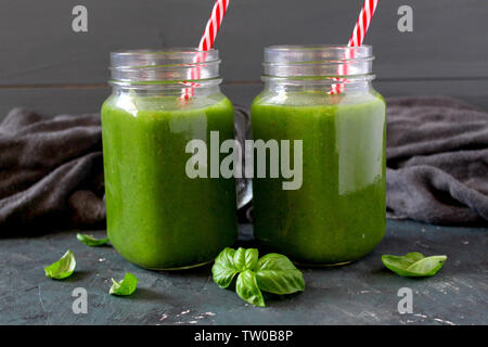 Frullato di Avocado con spinaci. Vista da sopra con copia spazio. La dieta alimentare. Foto Stock