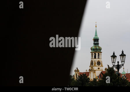 Veduta di una chiesa guglia a Praga e nella Repubblica Ceca. Foto Stock