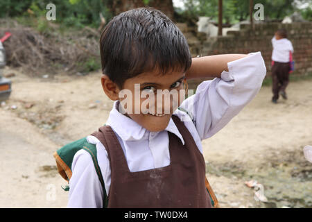 Ritratto di una scolaretta sorridente, India Foto Stock