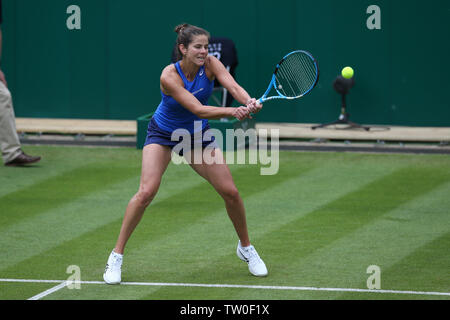 Birmingham, Regno Unito. Il 18 giugno, 2019. Julia Goerges della Germania durante la sua partita contro Dayana Yastremska dell'Ucraina. Natura Valle Classic 2019, internazionale di tennis femminile, giorno 2 al Edgbaston Priory Club a Birmingham, Inghilterra martedì 18 giugno 2019. Solo uso editoriale. pic da Andrew Orchard, Credito: Andrew Orchard fotografia sportiva/Alamy Live News Foto Stock