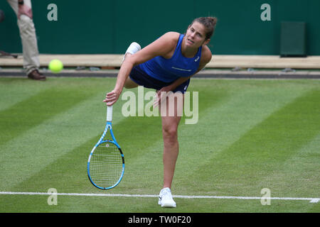 Birmingham, Regno Unito. Il 18 giugno, 2019. Julia Goerges della Germania durante la sua partita contro Dayana Yastremska dell'Ucraina. Natura Valle Classic 2019, internazionale di tennis femminile, giorno 2 al Edgbaston Priory Club a Birmingham, Inghilterra martedì 18 giugno 2019. Solo uso editoriale. pic da Andrew Orchard, Credito: Andrew Orchard fotografia sportiva/Alamy Live News Foto Stock