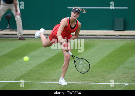 Birmingham, Regno Unito. Il 18 giugno, 2019. Dayana Yastremska dell'Ucraina durante il suo match contro Julia Goerges della Germania. Natura Valle Classic 2019, internazionale di tennis femminile, giorno 2 al Edgbaston Priory Club a Birmingham, Inghilterra martedì 18 giugno 2019. Solo uso editoriale. pic da Andrew Orchard, Credito: Andrew Orchard fotografia sportiva/Alamy Live News Foto Stock