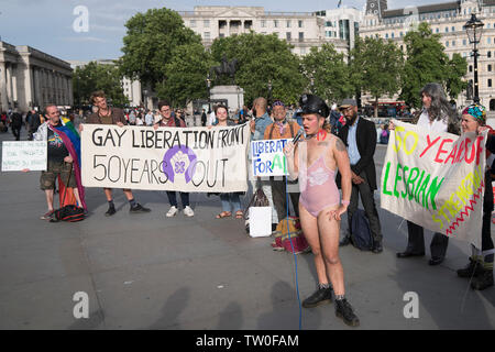 17 giugno 2019, Trafalgar Square, Londra : gli attivisti si riuniscono in Trafalgar Square, Londra per contrassegnare la Stonewall cinquantesimo anniversario con alcuni originali elementi GLF e nuovi attivisti, ricreato il primo orgoglio mai indietro nel 1972 e ha annunciato un nuovo insieme di richieste di orgoglio 2020: UN NUOVO ACCORDO CIRCA EVENTI PRIDE PER UN NUOVO MONDO età, compresa quella di orgoglio essere libero e una protesta. GLF originale membri includono Miqx Kannemeyer, Don Pepe, Ted Brown, Andrew Lumsden, Nettie Pollard e Stuart giù gli altri altoparlanti includono Russell Christie, Dan Vetro, Dani Dinger, Naomi Bourne e cantante Alex Giove Foto Stock