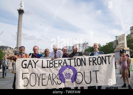 17 giugno 2019, Trafalgar Square, Londra : gli attivisti si riuniscono in Trafalgar Square, Londra per contrassegnare la Stonewall cinquantesimo anniversario con alcuni originali elementi GLF e nuovi attivisti, ricreato il primo orgoglio mai indietro nel 1972 e ha annunciato un nuovo insieme di richieste di orgoglio 2020: UN NUOVO ACCORDO CIRCA EVENTI PRIDE PER UN NUOVO MONDO età, compresa quella di orgoglio essere libero e una protesta. GLF originale membri includono Miqx Kannemeyer, Don Pepe, Ted Brown, Andrew Lumsden, Nettie Pollard e Stuart giù gli altri altoparlanti includono Russell Christie, Dan Vetro, Dani Dinger, Naomi Bourne e cantante Alex Giove Foto Stock