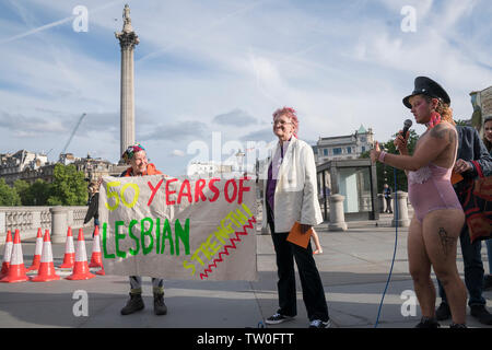 17 giugno 2019, Trafalgar Square, Londra : gli attivisti si riuniscono in Trafalgar Square, Londra per contrassegnare la Stonewall cinquantesimo anniversario con alcuni originali elementi GLF e nuovi attivisti, ricreato il primo orgoglio mai indietro nel 1972 e ha annunciato un nuovo insieme di richieste di orgoglio 2020: UN NUOVO ACCORDO CIRCA EVENTI PRIDE PER UN NUOVO MONDO età, compresa quella di orgoglio essere libero e una protesta. GLF originale membri includono Miqx Kannemeyer, Don Pepe, Ted Brown, Andrew Lumsden, Nettie Pollard e Stuart giù gli altri altoparlanti includono Russell Christie, Dan Vetro, Dani Dinger, Naomi Bourne e cantante Alex Giove Foto Stock