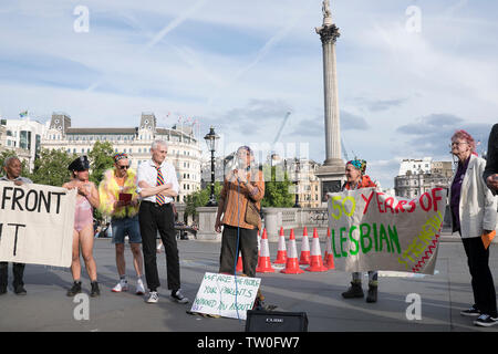 17 giugno 2019, Trafalgar Square, Londra : gli attivisti si riuniscono in Trafalgar Square, Londra per contrassegnare la Stonewall cinquantesimo anniversario con alcuni originali elementi GLF e nuovi attivisti, ricreato il primo orgoglio mai indietro nel 1972 e ha annunciato un nuovo insieme di richieste di orgoglio 2020: UN NUOVO ACCORDO CIRCA EVENTI PRIDE PER UN NUOVO MONDO età, compresa quella di orgoglio essere libero e una protesta. GLF originale membri includono Miqx Kannemeyer, Don Pepe, Ted Brown, Andrew Lumsden, Nettie Pollard e Stuart giù gli altri altoparlanti includono Russell Christie, Dan Vetro, Dani Dinger, Naomi Bourne e cantante Alex Giove Foto Stock