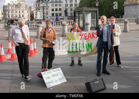 17 giugno 2019, Trafalgar Square, Londra : gli attivisti si riuniscono in Trafalgar Square, Londra per contrassegnare la Stonewall cinquantesimo anniversario con alcuni originali elementi GLF e nuovi attivisti, ricreato il primo orgoglio mai indietro nel 1972 e ha annunciato un nuovo insieme di richieste di orgoglio 2020: UN NUOVO ACCORDO CIRCA EVENTI PRIDE PER UN NUOVO MONDO età, compresa quella di orgoglio essere libero e una protesta. GLF originale membri includono Miqx Kannemeyer, Don Pepe, Ted Brown, Andrew Lumsden, Nettie Pollard e Stuart giù gli altri altoparlanti includono Russell Christie, Dan Vetro, Dani Dinger, Naomi Bourne e cantante Alex Giove Foto Stock