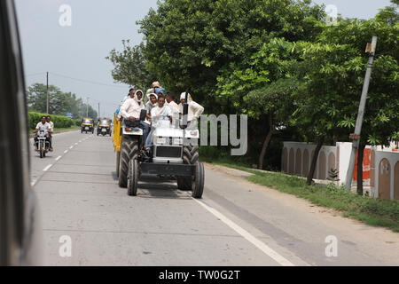 Il traffico su strada, New Delhi, India Foto Stock