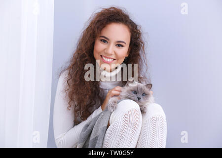 Bellissima Ragazza con gatto in giro Foto Stock