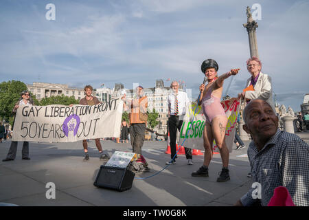 17 giugno 2019, Trafalgar Square, Londra : gli attivisti si riuniscono in Trafalgar Square, Londra per contrassegnare la Stonewall cinquantesimo anniversario con alcuni originali elementi GLF e nuovi attivisti, ricreato il primo orgoglio mai indietro nel 1972 e ha annunciato un nuovo insieme di richieste di orgoglio 2020: UN NUOVO ACCORDO CIRCA EVENTI PRIDE PER UN NUOVO MONDO età, compresa quella di orgoglio essere libero e una protesta. GLF originale membri includono Miqx Kannemeyer, Don Pepe, Ted Brown, Andrew Lumsden, Nettie Pollard e Stuart giù gli altri altoparlanti includono Russell Christie, Dan Vetro, Dani Dinger, Naomi Bourne e cantante Alex Giove Foto Stock