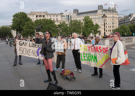 17 giugno 2019, Trafalgar Square, Londra : gli attivisti si riuniscono in Trafalgar Square, Londra per contrassegnare la Stonewall cinquantesimo anniversario con alcuni originali elementi GLF e nuovi attivisti, ricreato il primo orgoglio mai indietro nel 1972 e ha annunciato un nuovo insieme di richieste di orgoglio 2020: UN NUOVO ACCORDO CIRCA EVENTI PRIDE PER UN NUOVO MONDO età, compresa quella di orgoglio essere libero e una protesta. GLF originale membri includono Miqx Kannemeyer, Don Pepe, Ted Brown, Andrew Lumsden, Nettie Pollard e Stuart giù gli altri altoparlanti includono Russell Christie, Dan Vetro, Dani Dinger, Naomi Bourne e cantante Alex Giove Foto Stock