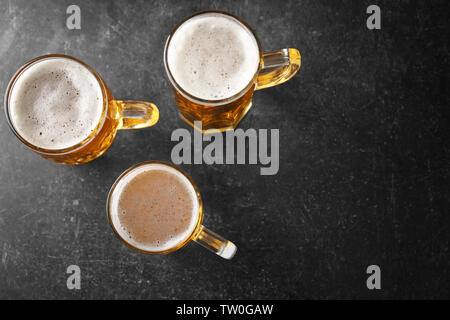 Tazze con la birra sul tavolo Foto Stock