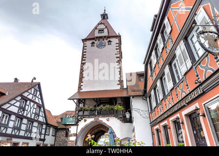 Town Gate e torre di Gengenbach, Foresta Nera, in Germania, città storica e destinazione turistica Foto Stock