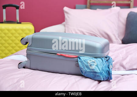 Pranzo travel valigia sul letto di casa Foto Stock
