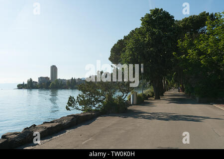 Vista orizzontale di vista l'idilliaco lago sul lago di Ginevra e la Riviera di Montreux Foto Stock