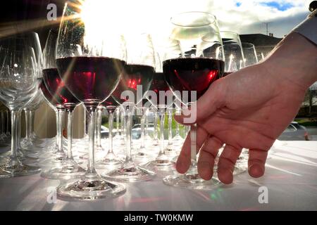 Vino rosso per gli ospiti al cerchio2successo primo formaggio Club il pranzo di 2019 a Hotel du Vin di Cheltenham. Foto Stock