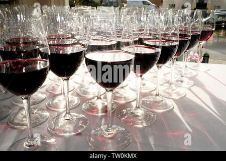 Vino rosso per gli ospiti al cerchio2successo primo formaggio Club il pranzo di 2019 a Hotel du Vin di Cheltenham. Foto Stock