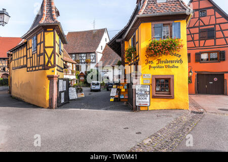 Eccezionale architettura di legname in Eguisheim, Alsazia, Francia, antica cantina con cortile Foto Stock