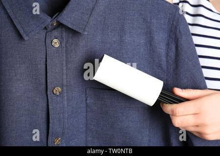 Donna camicia di pulitura con rullo colla Foto Stock