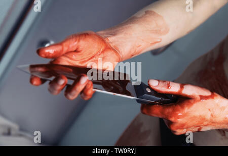 Bloody mani con coltello di premuto donna nella doccia Foto Stock