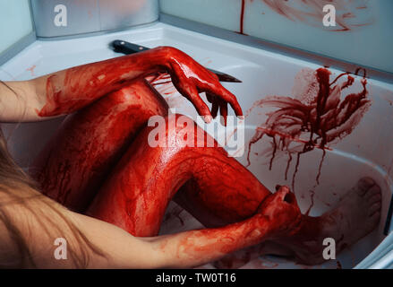 Bloody donna con coltello nella doccia Foto Stock