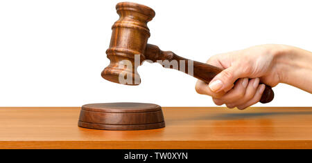 Someones mano azienda diritto in legno martello Foto Stock