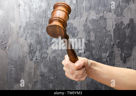 Someones mano azienda diritto in legno martello Foto Stock