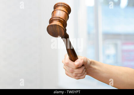 Someones mano azienda diritto in legno martello Foto Stock