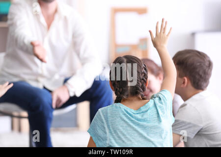 Insegnante maschio condurre la lezione a scuola Foto Stock