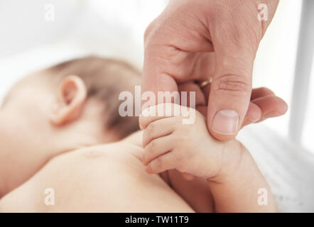 Azienda madre bambino più piccolo della mano, del primo piano Foto Stock