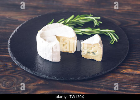 Cambozola cheese - combinazione nello stile di un francese di soft-maturati triple di crema di formaggio e italiano di Gorgonzola Foto Stock