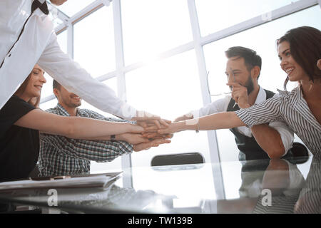 Il team aziende che mostrano la loro unità ponendo le loro mani insieme.il concetto di una startup Foto Stock