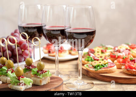 Vino con gustose bruschette serviti al tavolo Foto Stock