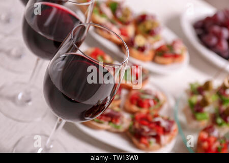 Vino con gustose bruschette serviti al tavolo Foto Stock