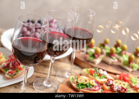 Vino con gustose bruschette serviti al tavolo Foto Stock