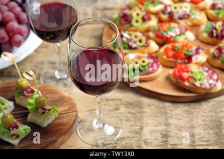 Vino con gustose bruschette serviti al tavolo Foto Stock