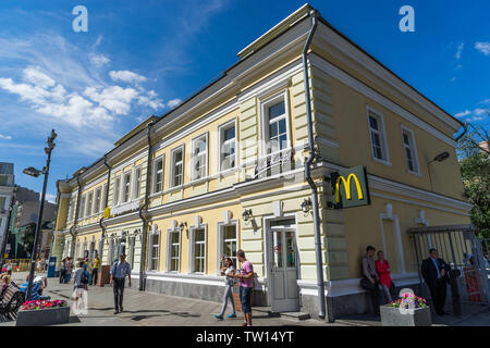 Mosca, Russia - Lug 25, 2015: ristorante McDonald's in un edificio storico Foto Stock