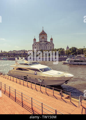 Mosca, Russia - Lug 25, 2015: barca di lusso ancorata sul fiume di Mosca con la Cattedrale di Cristo Salvatore in background Foto Stock