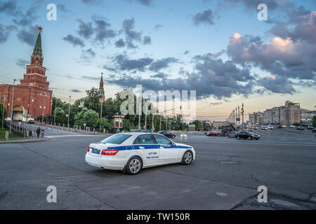 Mosca, Russia - Lug 25, 2015: pattuglia di polizia di fronte alla entrata del Cremlino Foto Stock