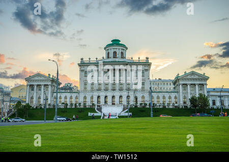 Mosca, Russia - Lug 25, 2015: Pashkov House - villa neoclassica dalla fine del XVIII secolo e fa parte dello Stato Russo Library Foto Stock