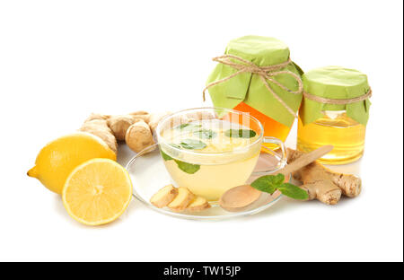 La medicina naturale concetto. Il miele allo zenzero tè con limone e menta su sfondo bianco Foto Stock