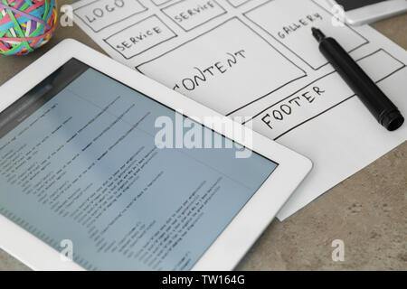 Tavoletta con codice di programmazione per il sito web su tavola Foto Stock