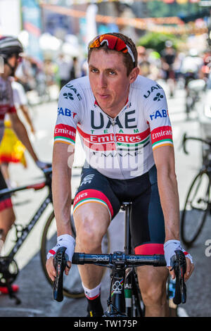 Dan Martin ciclista professionista di UAE Emirates Team in fase di riscaldamento sui rulli in Cluses, Francia, prima della finale di srage Criterium du Dauphiné Foto Stock