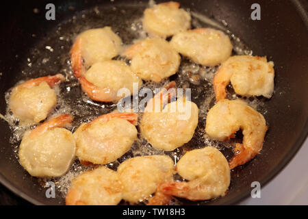 Gamberi fritti in padella close-up Foto Stock