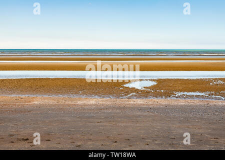 Oostduinkerke, Belgio - 19 Giugno 2019: stratificato seascape minimalista con blu, verde e tinte di colore arancione Foto Stock