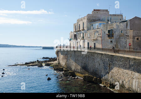 ORTIGIA, SIRACUSA, SICILIA, ITALIA. Il 30 dicembre 2018. Una vista serale della Forte Vigliena sulla costa a Ortigia. Una passeggiata intorno all'isola di Ortig Foto Stock