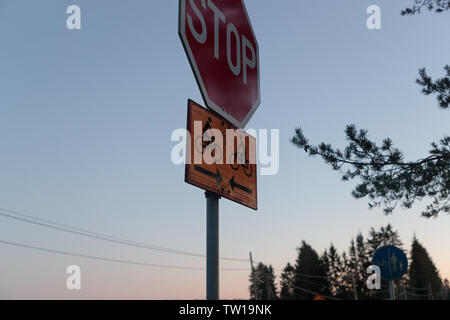 Strada segno di stop e il ciclista il traffico Foto Stock